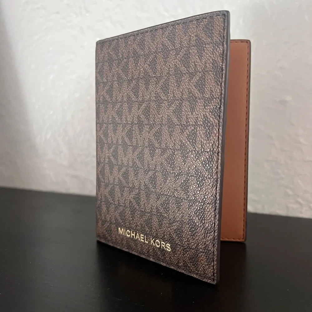 ✨NWOT - Michael Kors Bedford Travel Passport Leather Wallet Holder✨
